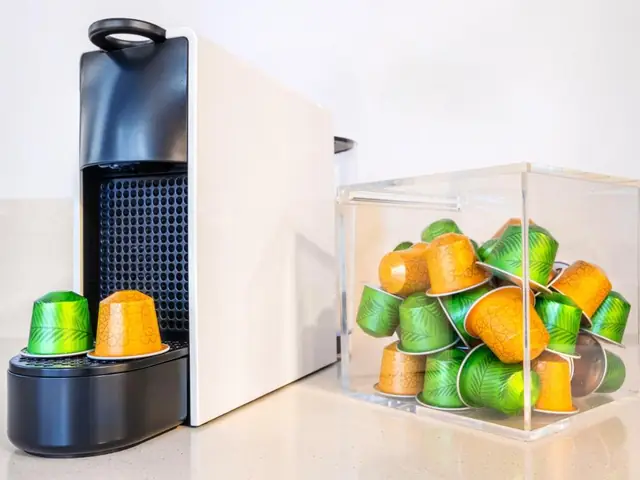 Cafetera de cápsulas del apartamento