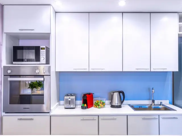 Cocina del apartamento, con horno, microondas y hervidor