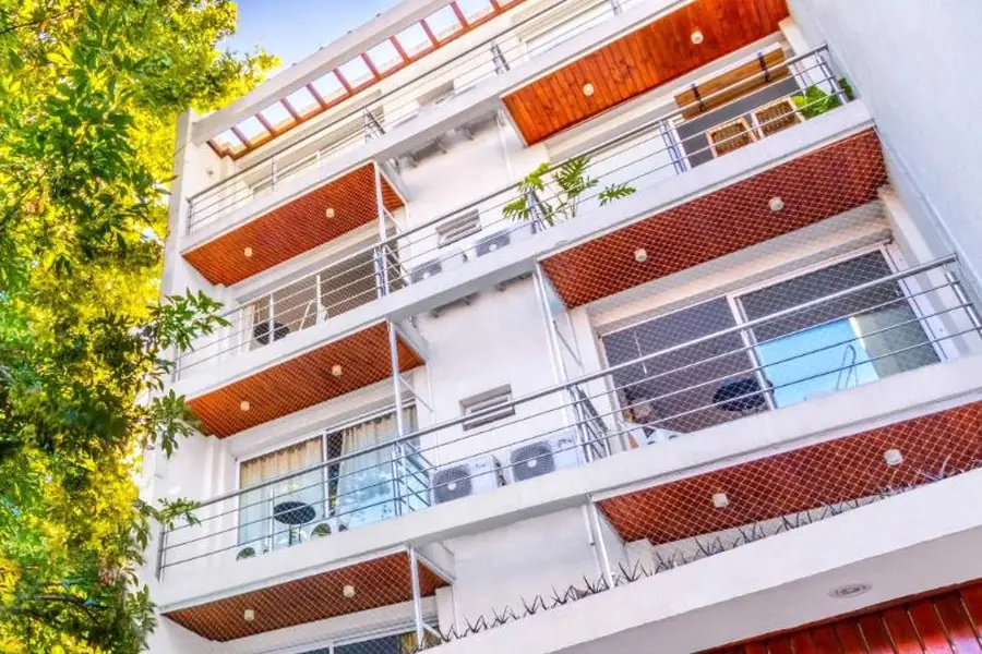 Fachada del edificio de Modern & Luxury Apartments In Palermo, con balcones de madera, en Uriarte 1140, Buenos Aires